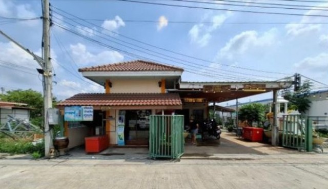 ขายบ้านพร้อมที่ดิน 150 ตร.ว. ในโครงการพิเชฐพัชร ลาดหลุมแก้ว จ.ปทุมธานี บ้านเดี่ยวพร้อมอยู่ บนที่ดินขนาดใหญ่ บรรยากาศเงียบสงบ เหมาะสำหรับอยู่อาศัย พักผ่อน หรือปรับปรุงเป็นโฮมออฟฟิศ โครงการพิเชฐพัชร ตำบลลาดหลุมแก้ว อำเภอลาดหลุมแก้ว จังหวัดปทุมธานี รายละเอียดทรัพย์เนื้อที่รวม 150 ตารางวา (2 แปลงติดกัน)ขนาดที่ดิน 30 x 20 เมตรบ้านชั้นเดียว พื้นที่ใช้สอยประมาณ 77 ตารา