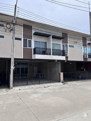ขายบ้านทาวน์โฮม2ชั้น หมู่บ้านโกลเด้นทาวน์ ศรีสุวิช พิกัด ซอยโรงเรียนศรีสุวิช-โรงโป๊ะ ราคา 2.6 ล้านบาท ค่าใช้จ่ายวันโอนคนละครึ่ง 50/50 ทำเลหน้าสวน สระว่ายน้ำ สวนส่วนกลาง ฟิตเนส พื้นที่ 21.4 ตร.ว.หน้ากว้าง 5.5 เมตรแบบ3 ห้องนอน 3 ห้องน้ำจอดรถได้2 คัน   สะดวกทุกการเดินทาง จากถนนสุขุมวิทเพียง 300 เมตรถึงโครงการ โรงเรียน ศรีสุวิช (บางละมุงซอย13) ใกล้ห้างฮาเบอร์มอล โลตัส แมคโคร ใก