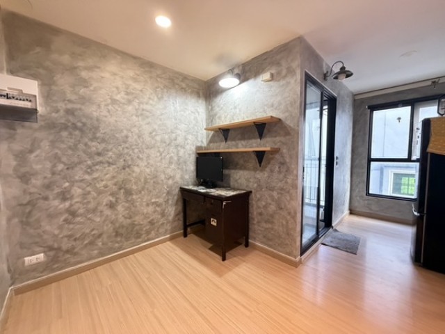 ขายถูก คอนโด Asher Sutthisan ห้อง 1 Bedroom นักลงทุนไม่ควรพลาด ยีลล์7% (M10710) โครงการ แอชเชอร์สุทธิสาร ใกล้ MRT สายสีเหลือง สถานีภาวนาเดินทางเชื่อมต่อสุทธิสาร ลาดพร้าว และรัชดาฯ ได้สะดวก พิกัดโครงการhttps://maps.app.goo.gl/hgP8ogwi8FJU9DrM8?g_st=ic  รายละเอียดทรัพย์ | Listing No. M-10710• ขนาด 27.5 ตร.ม.• ชั้น 3• 1 ห้องนอน• 1 ห้องน้ำ• ห้องครัวแยกเป็นสัดส่วน  ขายพร้อมเฟอร์นิเจอร์และเครื่องใช้ไฟฟ้า• โทรทัศน์• ตู้เย็น• เครื่องซักผ้