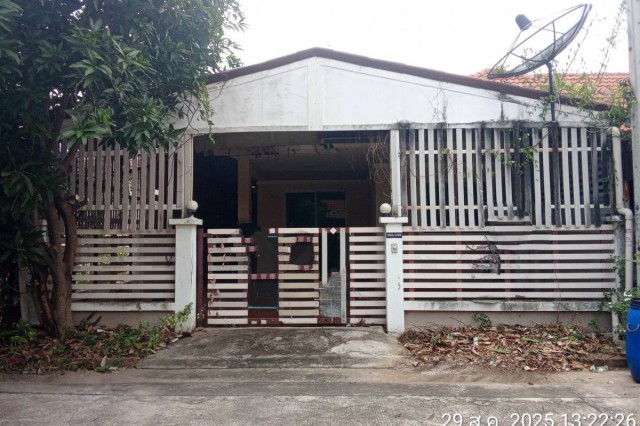 ขาย บ้านเดี่ยว/ทาวน์เฮ้าส์/คอนโด โครงการทรัพย์รุ่งเรืองซิตี้ 2 อมตะพานทอง  ถนน/ซอยถนนศุขประยูร ตำบลบ้านเก่า อำเภอพานทอง จังหวัดชลบุรี  ราคา    1,750,000   บาท  (ราคาต่อรองได้)  รายละเอียดทรัพย์ -  เนื้อที่ 27.9 ตร.ว. พื้นที่ใช้สอย 84.0 ตร.ม. -  2 ห้องนอน 1 ห้องน้ำ 1 ที่จอดรถ -  1 ที่จอดรถ  -  บ้านหันไปทางทิศ ตะวันออกเฉียงใต้  พิกัดทรัพย์ : https://maps.app.goo.gl/cWUvAWevMDfiPMBB6  สถานที่ใกล้เคียง  - โรงเรียนพานทอง- วิท