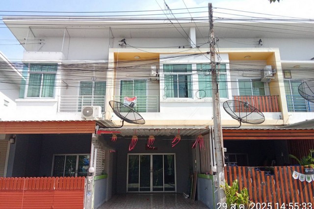 ขาย บ้านเดี่ยว/ทาวน์เฮ้าส์/คอนโด โครงการเอสวันทาวน์  ถนน/ซอยถนนศุขประยูร ตำบลมาบโป่ง อำเภอพานทอง จังหวัดชลบุรี  ราคา    1,600,000   บาท  (ราคาต่อรองได้)  รายละเอียดทรัพย์ -  เนื้อที่ 16.20 ตร.ว. พื้นที่ใช้สอย 92.0 ตร.ม. -  3 ห้องนอน 2 ห้องน้ำ 1 ที่จอดรถ -  1 ที่จอดรถ  -  บ้านหันไปทางทิศ ตะวันออกเฉียงเหนือ  พิกัดทรัพย์ : https://maps.app.goo.gl/9NAitrB3qFbmtTsY6  สถานที่ใกล้เคียง  - โรงเรียนพานทอง- วิทยาลัยเทคโนโลยี อี เท