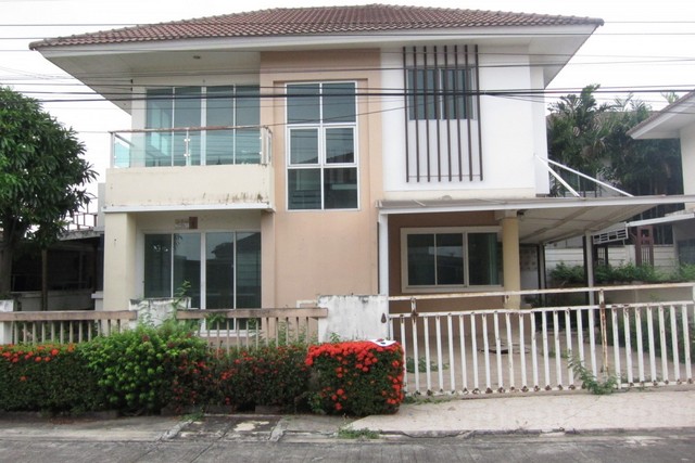   ขาย บ้านเดี่ยว/ทาวน์เฮ้าส์/คอนโด โครงการบ้านเดี่ยวหมู่บ้านชวนชมรัตน์ บางกรวย-ไทรน้อย บางบัวทอง นนทบุรี  ถนนบางกรวยไทรน้อย ตำบลบางบัวทอง อำเภอบางบัวทอง จังหวัดนนทบุรี  ราคา    3,150,000   บาท  (ราคาต่อรองได้)  รายละเอียดทรัพย์ -  เนื้อที่ 50.2 ตรว.  พื้นที่ใช้สอย 140 ตรม. -  3 ห้องนอน 2 ห้องน้ำ  -  2 ที่จอดรถ  -  บ้านหันไปทางทิศ ตะวันตกเฉียงเหนือ  พิกัดทรัพย์ : https://maps.app.goo.gl/4BJeA2pAdmADnVq69  สถานที่ใกล�