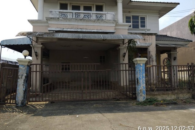   ขาย บ้านเดี่ยว/ทาวน์เฮ้าส์/คอนโด โครงการ  หมู่บ้านดุสิตบุรี (กาญจนาภิเษก)  ถนน/ซอย ตำบล บางบัวทอง อำเภอบางบัวทอง จังหวัดนนทบุรี  ราคา   3,350,000    บาท  (ราคาต่อรองได้)  รายละเอียดทรัพย์ -  เนื้อที่ 52.4 ตรว.  พื้นที่ใช้สอย 196 ตรม. -  3 ห้องนอน 3 ห้องน้ำ จอดรถได้ 2 คัน -  บ้านหันไปทางทิศ ตะวันออกเฉียงเหนือ  พิกัดทรัพย์ : https://maps.app.goo.gl/R2LVVHrfdc9qis2q9  สถานที่ใกล้เคียง  - ตลาดสมบัติบุรี- เซ็นทรัล เวสต์เก�