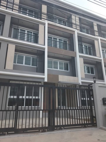 RT01990 ให้เช่าโฮมออฟฟิศ3.5 ชั้น มีลิฟท์พื้นที่ใช้สอย 350 ตรม  ถนนศรีนครินทร์ 45  ใกล้ รถไฟฟ้าสายสีเหลืองโฮมออฟฟิศ ถนนศรีนครินทร์ 45ที่ตั้งถ. ศรีนครินทร์ แขวงประหนองบอน เขต ประเวศ กรุงเทพมหานคร 10250โฮมออฟฟิศ 3.5 ชั้น  50 ตรว  พื้นที่ใช้สอย 3503 ห้องนอน 6 ห้องน้ำลิฟท์โดยสาร 6 คน 450 กิโลกรัม.ที่จอดรถในรั้ว 2 คันทำเลใกล้ซีคอนศรีนครินทร์ เพียง 100 เมตร จากถนนศรีนครินทร์เหมาะทำคลีนิก ออฟฟ�