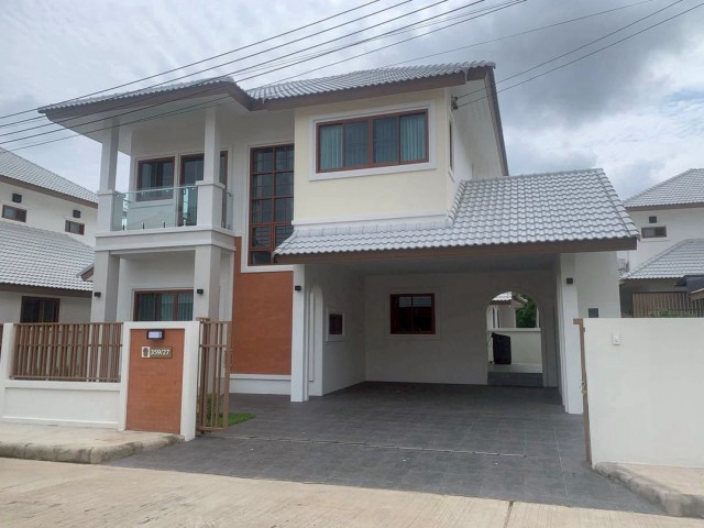 ราคาพิเศษเพียง 4.798 ล้าน 66 ตรว. #โซนแม่ริม บ้านเดี่ยว 2 ชั้น #สไตล์มินิมอล #บ้านพร้อมอยู่ อบอุ่น ฟังก์ชันครบ #พร้อมเฟอร์นิเจอร์ #หิ้วกระเป๋าเข้าอยู่ได้เลยที่ดิน 66 ตารางวาพื้นที่ใช้สอย 214.1 ตารางเมตร1 ห้องนั่งเล่น4 ห้องนอน3 ห้องน้ำที่จอดรถ 2 คันจุดเด่นบ้านดีไซน์มินิมอล เรียบง่าย อบอุ่นพื้นที่ใช้สอยกว้าง รองรับครอบครัวขนาดใหญ่โปร่ง โล่ง อยู่สบาย รับแสงธรรมชาติได้ดี�