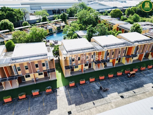 ขายรีสอร์ทระดับลงทุน ใกล้ ABAC บางนา | Bangkok Grand Resortโอกาสลงทุนหายาก บนทำเลศักยภาพ ราคาเพียง 99.9 ล้านบาทรีสอร์ทพร้อมดำเนินกิจการ บนพื้นที่กว่า 4 ไร่ ใจกลางซอยนัมเบอร์วัน บางเสาธง ทำเลที่เติบโตอย่างต่อเนื่อง รายล้อมด้วยมหาวิทยาลัย โรงงาน นิคมอุตสาหกรรม และสนามบินสุวรรณภูมิ เหมาะสำหรับนักลงทุนที่ต้องการสินทรัพย์สร้างกระแสเงินสดและต่อยอดธุรกิจได้หลายรูปแบบจุดเ�