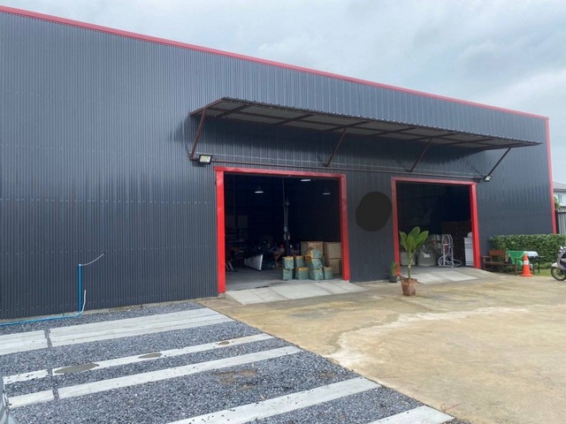 ขายโกดังเนื้อที่ทั้งหมด 2 งาน 15 ตรว. คลองสามวา กรุงเทพมหานครรหัสทรัพย์: FS238(กรุณาใช้รหัสนี้ในการสอบถาม FS238)โกดัง+ออฟฟิศขนาด 350 ตรม.พื้นโกดังรับน้ำหนักได้เยอะ ลงเข็มเจาะ .35 ลึก 19 เมตรวางคานแนวเข็มพื้นที่โกดังสมารถรองรับรถยกสินค้าได้พื้นคอนกรีตหนา 25 ซม.ประตูม้วนมี 2 ด้าน สามารถเปิด-ปิด ได้ด้านหลังสามารถสร้างที่พักอาศัยสำหรับพนักงานได้เหมาะเป็นศูนย์กระจายสินค้�