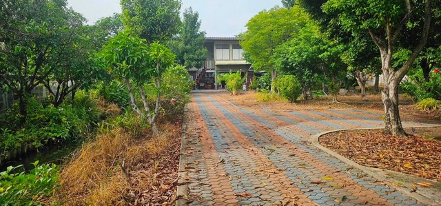 #ขายบ้านพร้อมที่ดินใกล้แม่น้ำท่าจีน อำเภอกระทุ่มแบน จังหวัดสมุทรสาคร เนื้อที่ 1 ไร่ 32 ตารางวา#รายละเอียดและที่ตั้งทรัพย์-บ้าน2ชั้นพร้อมที่ดินเนื้อที่ 1 ไร่ 32 ตารางวา-จำนวน 4 ห้องนอน 2 ห้องน้ำ พร้อมสระว่ายน้ำขนาดเล็ก ด้านหลังบ้านขนาดประมาณ 150 ตารางเมตร-เป็นบ้านสวนมีพื้นที่เยอะ  มีรั้วล้อมรอบ-เข้าซอยไม่ลึก-ตั้งอยู่ซอยสุคนทวิทย์ 29 ตำบลท่าเสา อำเภอกระทุ่มแบน จัง