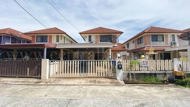 รหัสทรัพย์ N1222บ้านแฝด หมู่บ้านคันทรี่ปาร์ค 3 ทำเลดีบางแสน ถ.ข้าวหลาม สำหรับพักอาศัยเอง หรือซื้อลงทุนรีโนเวทปล่อยเช่า ถูกมาก!!!!ที่ตั้ง :&nbsp; ถนนข้าวหลาม ตำบลห้วยกะปิ อำเภอเมืองชลบุรี จังหวัดชลบุรีรายละเอียดทรัพย์- บ้านแฝด 2 ชั้น, ขนาดพื้นที 47&nbsp;ตารางวา,&nbsp;พื้นที่ใช้สอยตัวบ้าน 150 ตารางเมตร- 3 ห้องนอน, 2&nbsp;ห้องน้ำ, 1 ห้องนั่งเล่น, 1 ห้องครัว 2 ที่จอดรถ-&nbsp;ชั้นล่างปูพื้นกระเบ�