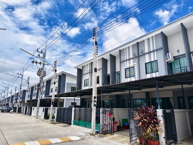 #ขายทาวน์เฮ้าส์2ชั้น พัทยา-ตะเคียนเตี้ย โครงการ The Next Village ตะเคียนเตี้ย บางละมุง** ราคาเพียง 1.8 ล้านบาท ฟรีค่าโอนบ้านสวย อายุเพียง 3 ปี สภาพดี พร้อมเข้าอยู่ เหมาะทั้งอยู่อาศัยและลงทุนปล่อยเช่า# รายละเอียด :-▪️ เนื้อที่ 16 ตร.ว. ▪️ พื้นที่ใช้สอย 103.6 ตร.ม. ▪️ 2 ห้องนอน ▪️ 2 ห้องน้ำ ▪️ 1 ห้องรับแขก ▪️ 1 ห้องครัว ▪️ จอดรถ 1 คัน# ของแถมครบ :-- แอร์ 12,000 BTU 1 ตัว - ตู้เย็น - เตียงนอน 5 ฟุต - โซฟา - ถังสำ�