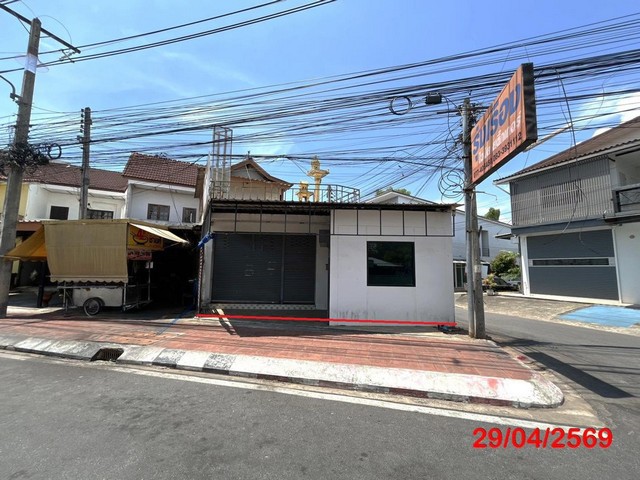 ขายอาคารพาณิชย์ เมืองสุราษฎร์ธานี  ถนน พ่อขุนทะเล ราคาโปรโมชั่น  ถนน พ่อขุนทะเล ตำบล มะขามเตี้ย อำเภอ เมืองสุราษฎร์ธานี จังหวัด สุราษฎร์ธานี  ราคาโปรโมชั่น  3,521,000   บาท    ลดจาก  5,000,000   บาท ราคาโปรโมชั่นตั้งแต่วันที่ 1 เมษายน 2569 – 30 มิถุนายน 2569  รายละเอียดทรัพย์ -  เนื้อที่ 47.00 ตร.ว.  พื้นที่ใช้สอย 252.00 ตร.ม. -  2 ห้องนอน 1 ห้องน้ำ   -  1 ที่จอดรถ  -  บ้านหันไปทางทิศ ตะวันตกเฉียงใต้  พิกัดทร�