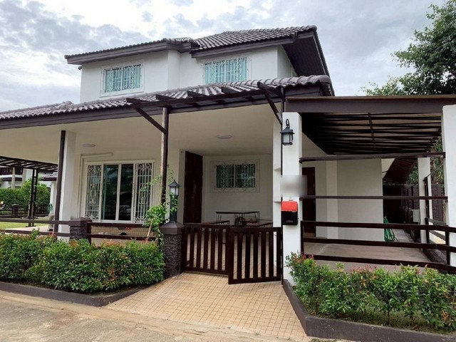 ให้เช่า 75,000 บาท/เดือน ขาย 30 ล้าน 239 ตรว. 5 นอน 5 น้ำ #บ้านอิงดอย #โซนสุเทพ บ้านเดี่ยวสุดหรูหลังใหญ่ 2 ชั้น #ใกล้มช. เดินทางสะดวก เข้าเมืองง่าย รายล้อมด้วยสิ่งอำนวยความสะดวกครบครัน (พร้อมเข้าอยู่ ตั้งแต่ 1 กรกฎาคม 2569 เป็นต้นไป)เนื้อที่ดิน 239 ตารางวาพื้นที่ใช้สอย 480 ตารางเมตร5 ห้องนอน5 ห้องน้ำ1 ห้องทำงาน / ห้องอ่านหนังสือ2 ห้องครัว (ครัวไทยและครัวยุโรป)2 ห้องนั่งเล่นภายในบ้าน2 �