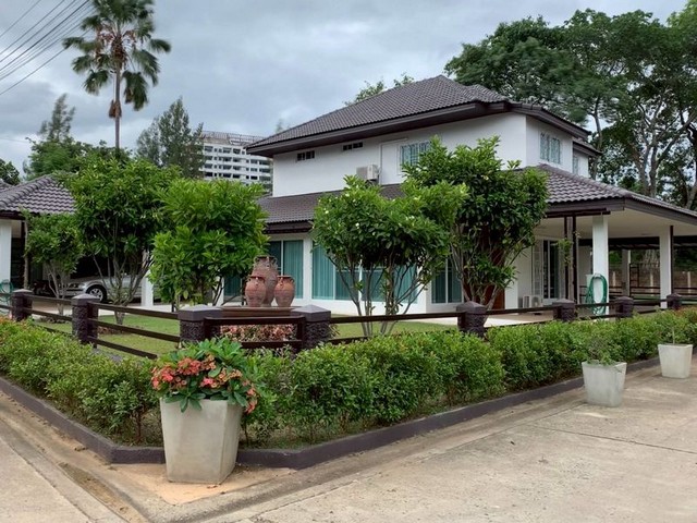 บ้านว่างให้เช่า/ขาย ในหมู่บ้านอิงดอย, ที่ดิน 239 ตร.ว, พื้นที่ใช้สอย 480 ตร.ม, 5 ห้องนอน, 5 ห้องน้ำ, ห้องรับแขก, ห้องรับประทานอาหาร, ห้องทำงาน, ห้องครัวฝรั่ง, ครัวไทย, เฟอร์นิเจอร์ครบ, แอร์, ทีวี, ตู้เย็น, โซฟา, ไมโครเวฟ, เตาอบ, เครื่องซักผ้า, ที่จอดรถ4คัน, ในหมู่บ้านมีสนามเทนนิสและสระว่ายน้ำ,***ราคาเช่า75,000 บาท/เดือน**สัญญา1ปี*****ราคาขาย 30,000,000 บาท**โอน50/50****( อนุญาตให้เลี้ยงสัตว์เลี้ยง)*�