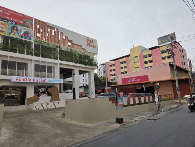 ให้เช่าโกดังพร้อมออฟฟิศรัชดาภิเษก ซอย 3 ขนาด 268 ตรม.เข้า ซอยข้างสถานทูตจีน-พื้นที่ใช้สอยชั้นล่าง 160(8×20) ตรม. พร้อมออฟฟิศห้องน้ำในตัว-พื้นที่ใช้สอยชั้นบน 80 ตรม.4×20)-พื้นที่ใช้สอยด้านหน้า 28 ตรม.(จอดรถได้8×3.5)-หลังคาสูง 3.25 เมตร-โกดังหัวมุมติดถนนสองฝั่ง (มีประตูทั้งสองฝั่ง ประตูหน้า4เมตร ประตูหลัง6เมตร)52,000/1ปี (ประกัน 3 +ล่วงหน้า 1เดือน)50,000/3 ปี (ประกัน 3 +ล่วงหน้า 1เดือน)ราคารวมภาษี�