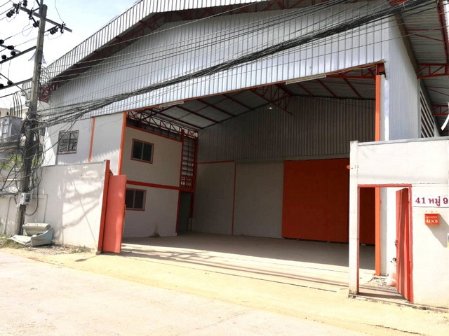 ให้เช่า โกดัง Warehouse ใกล้ Suvarnbhumi Airportซอยลาดกระบัง 14/1 ขนาดพื้นที่ 400 ตร.ว., 1,600 ตร.ม.เหมาะสำหรับทำเป็นโกดังเก็บของ หรือ โรงงานขนาดกลาง-เล็ก Mini-Factory ควบคุมการก่อสร้าง โดยวิศวกรมืออาชีพน้ำ-ไฟ-Internet พร้อม คมนาคมสะดวก ขอใบ รง. ได้ (พื้นที่ สีแดง)ใกล้แหล่งอำนวยความสะดวก : มอเตอร์เวย์ ไปชลบุรี ทางด่วนพระราม 9, วงแหวนตะวันออก ไปบางปะอิน วงแหวนตะวันตก ไปพระราม 2 รถเทรลเลอร์ใหญ่เข้าได้พื้�