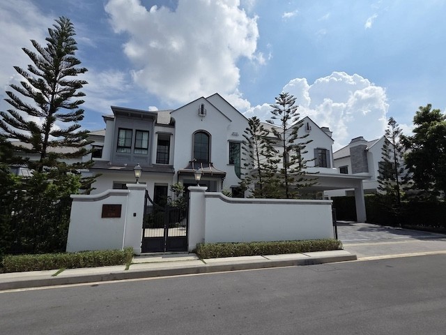 BH4183 ขาย / ให้เช่าบ้านหรู NANTAWAN พระราม 9 – กรุงเทพกรีฑาตัดใหม่ บ้านเดี่ยวระดับ Ultra Luxury พร้อมอยู่ติดต่อAgent คุณบัว (Bua)โทร 093-646-4597LINE ID : Bua093ราคาขาย 85,000,000 บาทราคาเช่า 400,000 บาท/เดือนบ้านเดี่ยวหรูในโครงการ NANTAWAN พระราม 9 – กรุงเทพกรีฑาตัดใหม่ ทำเลศักยภาพแห่งใหม่ของกรุงเทพฯ เหมาะสำหรับครอบครัวขนาดใหญ่ ผู้บริหาร และชาวต่างชาติที่ต้องการบ้านคุณภาพสูง พร้อมเฟอร์นิเจอร์ครบ หิ้วกระเป๋าเข�