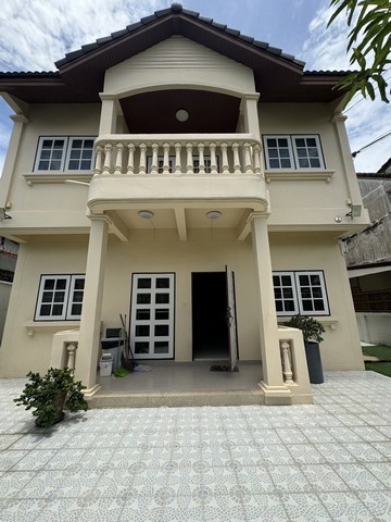 RHT2655ให้เช่าบ้านเดี่ยว เหมาะพักอาศัย  ย่านรามคำแหง หัวหมาก ลาดพร้าว กรุงเทพกรีฑา  ซอย รามคำแห่ง 36ใกล้เดอะมอลล์บางกะปิเนื้อที่ 103 ตร.ว.5 ห้องนอน 5 ห้องน้ำ 2ที่จอดรถสนใจติดต่อคุณเจี๊ยบ 092-851-6969Line:keti2522**ไม่ได้รับทำออฟฟิสจดทะเบียน**ราคาเช่า 30,000 บาท /เดือน สัญญาขั้นต่ำ1 ปี ประกันบ้าน2เดือน ล่วงหน้า1 เดือน ซอย รามคำแหง 36 แขวงหัวหมาก บางกะปิ กรุงเทพมหานคร 10240รายละเอียดทรัพย์5 ห้องนอ