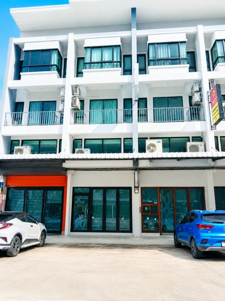 8แอร์  เพชรเกษม กัลปพฤกษ์ บางแค เทอดไท อาคารพาณิชย์ 3.5 ชั้น5นอน 3 น้ำ ใกล้รร.ประทุมอนุสรณ์ 300 ม.พื้นที่ใช้สอย 200 ตร.ม.16 ตร.วา.เหมาะสำหรับอยู่อาศัย ออฟฟิศ คลินิก หรือธุรกิจหลากหลายประเภท ทำเลศักยภาพย่านบางแค ใกล้MRT บางแค 1.0 กม.  รายล้อมด้วยชุมชน สถานศึกษา และแหล่งการค้า เดินทางสะดวก ให้เช่า 34,999.-/ด.8A/C Phetkasem Kanlapaphruek BangKhae ThoetThai 3.5-story commercial building with 5 bed and 3 bathlocated 300 m. from Prathum Anusorn School. Usable area 200 sq.m. on 16 sq.wa. Suitable for residence office clin