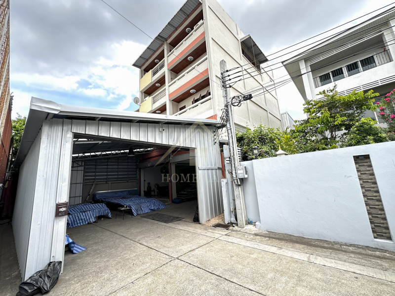 BHL1290อาคารพาณิชย์ 4.5 ชั้น 2 คูหา พร้อมโรงงาน (ซ.สุดประเสริฐ 3) บางคอแหลม กรุงเทพที่ตั้ง : ถนน สุดประเสริฐ  แขวง บ้านทวาย เขต บางรัก กรุงเทพรายละเอียด-  อาคารพาณิชย์  2 คูหา (มีดาดฟ้า) ด้านหลังเป็นโรงงาน 2 ชั้น- เนื้อที่ 218 ตร.ว. พื้นที่ใช้สอยโดยประมาณ 1,135 ตร.ม - หน้ากว้าง 10 เมตร- 5 ห้องนอน 4 ห้องน้ำ 1 ห้องนั่งเล่น - 2 ห้องครัว - ดาดฟ้ากว้าง- ที่จอดรถ 5-7 คัน- หันหน้า ทิศใต้ทำเลใกล้เคียง - เทอ�