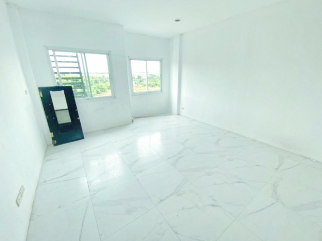เจ็ดศอก โฮมออฟฟิศ สำนักงาน หรืออยู่อาศัย เซ็นทรัล มหาชัย 1.5 กม.วัดเทพนรรัตน์ นาดี อาคารพาณิชย์ 3.5 ชั้น 2 นอน 3 น้ำ ให้เช่า 11,999 บาท-เดือน ใกล้ไทวัสดุ มหาชัย 900 ม. 23ตร.ว. 188ตร.ม.เหมาะสำหรับค้าขาย ทำเลศักยภาพ ติดถนนเทพนรรัตน์ เดินทางสะดวก เชื่อมต่อถนนสายหลักหลายเส้นทาง Jetsok Rd. Nadi WatThepNararat. 3.5-story commercial building Rent 11,999 THB-month. 2bed 3bath near Thai Watsadu Mahachai 900 m. Land area 23 sq.wa. with 188 sq.m. usable space. Suitable for retail home office office use or residence. Located 1.5 km. from Central Mahachai on Thep Narintrat