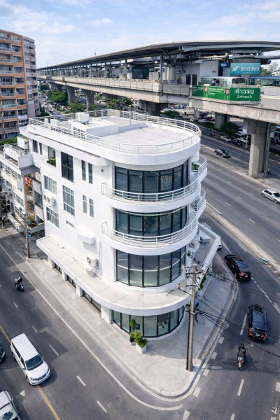 อ่อนนุช 48–58 โชว์รูมติดถนนใหญ่ ใกล้ MRT ศรีนุช 358 ม.อาคารพาณิชย์ห้องมุม 4.5 ชั้น 2 คูหา 7 ห้องนอน 4 ห้องน้ำ และตลาดเอี่ยมสมบัติ 298 ม. พื้นที่ 32 ตร.ว. พื้นที่ใช้สอย 492 ตร.ม. พร้อมดาดฟ้า ทำเลติดถนนอ่อนนุช เหมาะสำหรับโชว์รูม คลินิก คาเฟ่ และสำนักงาน 59,998–64,999 บาท/เดือนNear MRT Srinuch (358 m) Onnut 48–58 Showroom on the main road. Corner Commercial Building 4.5 Storeys 2 Combined Units 7 Bedrooms 4 Bathrooms Iam Sombat Market 298 m Land Area 32 sq.w. Usable Area 492 sq.m. Rooftop Included Prime Main Road Location Suitable for Showroom Clinic Café Office and Business Operations THB 59,
