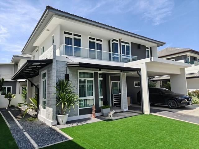 ให้เช่า - ขายบ้านเดี่ยว 2 ชั้นหลังมุม 91.5 ตรว. 4 ห้องนอน โครงการมัณฑนา2 บางนา กม.7 ใกล้เมกะบางนา ติดโรงเรียนราชวินิตบางแก้วติดต่อ:: ชยา โทร/ID Line:: 0942823961Link Line:: https://line.me/ti/p/3xFA1An8Kcรหัส# T26-842บ้านเดี่ยว 2 ชั้นหลังมุม โครงการมัณฑนา2 บางนา กม.7• เนื้อที่ 91.5 ตรว.• พื้นที่ใช้สอย 222 ตรม.• 4 ห้องนอน• 5 ห้องน้ำ• 1 ห้องแม่บ้าน + ห้องน้ำ• 3 ที่จอดรถ• บ้านตั้งอยู่ใน Premium zone ใกล้สโมสรในระยะถึงโดยไม่ต้องขับรถ,สระ�