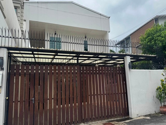 ขายบ้านเดี่ยว 2 ชั้น 55 ตรว. 4 ห้องนอน สุขุมวิท 65 (ชัยพฤกษ์) ใกล้ BTS เอกมัย และ BTS พระโขนง บ้านพร้อมอยู่*** ราคาขาย 22 ล้านบาท  ติดต่อ:: ชยา โทร/ID Line:: 0942823961   Link Line:: https://line.me/ti/p/3xFA1An8Kcรหัส# T26-883บ้านเดี่ยว 2 ชั้น สุขุมวิท 65 (ชัยพฤกษ์) บ้านพร้อมอยู่• เนื้อที่ 55 ตารางวา • 4 ห้องนอน • 2 ห้องน้ำ • 2 ห้องครัว • 1 ห้องนอน + 1 ห้องน้ำแม่บ้าน • การตกแต่งใหม่ พื้นล่างปูด้วยกระเบื้องแกรนิตโต้ • พื้นบนปูด้วยไม้ปาร์เ