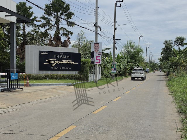 ให้เช่าที่ดินเปล่าแปลงใหญ่ ตรงข้าม มบ.ธาม ซิกเนเจอร์ อ่อนนุช-มอเตอร์เวย์ ขนาด 5 ไร่ 246.5 ตร.วา ทำเลลาดกระบัง ติดถนนประชากร ใกล้ Airport Link ลาดกระบัง เหมาะสำหรับผู้ประกอบการที่ต้องการพื้นที่ขนาดใหญ่ในทำเลเชื่อมต่อเมืองและสนามบินจุดเด่นของแปลงนี้คือสามารถเช่ายกแปลงหรือแบ่งเช่าได้ เงื่อนไขสัญญาระยะยาว 3 ปี + 3 ปี การถมพื้นที่ใช้ดินเท่านั้น ไม่ให้ถมขยะหรืออิฐหักไ�