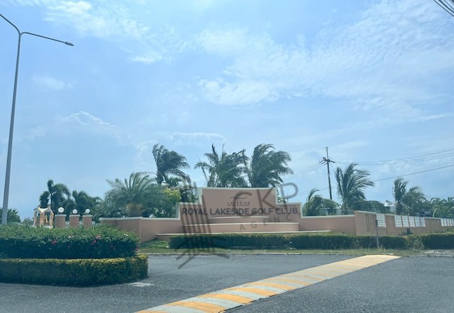 ขายถูกที่สุดในโครงการ! ที่ดินเปล่าในสนามกอล์ฟ รอยัลเลคไซด์ บางปะกง ขนาด 380 ตร.วา ทำเลบรรยากาศดี เหมาะสำหรับสร้างบ้านพักอาศัย บ้านพักตากอากาศ หรือบ้านส่วนตัวในสังคมคุณภาพจุดเด่นของแปลงนี้คืออยู่ในโครงการสนามกอล์ฟ บรรยากาศร่มรื่น เป็นส่วนตัว ถนนภายในโครงการกว้าง พร้อมระบบไฟฟ้าและประปาครบ เหมาะสำหรับคนที่กำลังมองหาที่ดินสร้างบ้านในทำเลสงบ แต่ยังเด�
