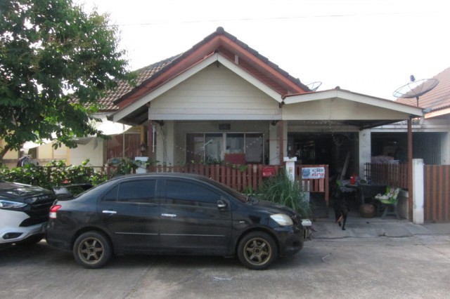 ขาย บ้านเดี่ยว/ทาวน์เฮ้าส์/คอนโด โครงการ หมู่บ้าน สวนกษิรา  ถนน/ซอยมอเตอร์เวย์ กรุงเทพ-ชลบุรี ตำบลบึง อำเภอศรีราชา จังหวัดชลบุรี  ราคา    1,560,000   บาท  (ราคาต่อรองได้)  รายละเอียดทรัพย์ -  เนื้อที่ 47.0 ตร.ว. พื้นที่ใช้สอย 99.0 ตร.ม. -  2 ห้องนอน 1 ห้องน้ำ 1 ที่จอดรถ -  บ้านหันไปทางทิศ ใต้  พิกัดทรัพย์ : https://maps.app.goo.gl/J6yPYtwUgJedL5Ac9  สถานที่ใกล้เคียง  - โรงเรียนบ้านบ่อวิน- ตลาดเขาขยาย- วัดบ่อวิน- โรบินส�