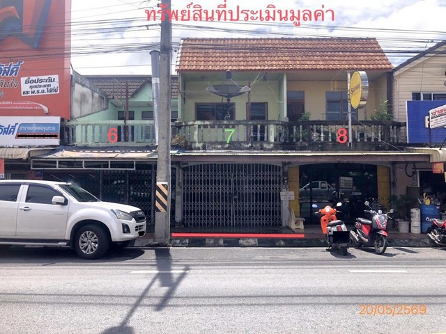 ขายอาคารพาณิชย์ เมืองสุราษฎร์ธานี  ถนนพ่อขุนทะเล  ราคาโปรโมชั่น  ถนน พ่อขุนทะเล ตำบล มะขามเตี้ย อำเภอ เมืองสุราษฎร์ธานี จังหวัด สุราษฎร์ธานี  ราคาโปรโมชั่น  2,423,000  บาท    ลดจาก  3,200,000  บาท ราคาโปรโมชั่นตั้งแต่วันที่ 1 เมษายน 2569 – 30 มิถุนายน 2569  รายละเอียดทรัพย์ -  เนื้อที่ 19.40 ตร.ว.  พื้นที่ใช้สอย 132.00 ตร.ม. -  2 ห้องนอน 2 ห้องน้ำ   -  1 ที่จอดรถ  -  บ้านหันไปทางทิศ ตะวันตกเฉียงใต้  พิกัดทรั�