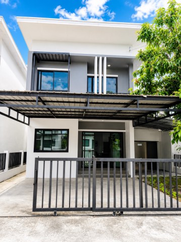 ขายบ้านตกแต่งพร้อมอยู่ ใกล้เมืองเชียงใหม่ โครงการเดอะปาล์มการ์เด้น 4 สันผักหวาน หางดง เชียงใหม่ ราคาขาย 2.99 ล้านบาทบ้านตกแต่งสวย พร้อมเฟอร์นิเจอร์และเครื่องใช้ไฟฟ้าครบ เหมาะสำหรับอยู่อาศัยเอง หรือซื้อเป็นบ้านพักใกล้เมืองเชียงใหม่ เดินทางสะดวก โซนสันผักหวาน เข้าเมืองง่าย ใกล้สนามบินและสิ่งอำนวยความสะดวกครบ รายละเอียดบ้าน 2 ห้องนอน 2 ห้องน้ำ ที่จอดรถ 2 �