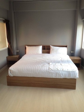 ขายกิจการ Guest House พัทยาขายเกสเฮ้าส์นาจอมเทียนห่างริมหาดจอมเทียน เพียง 100 เมตรเมืองพัทยา อ.บางละมุง จ.ชลบุรี ติดถนนวัดบุญกัญจนาราม(ซอยโรงแรมแกรนด์จอมเทียน)  รายละเอียด- เนื้อที่  32 ตารางวา - 4 ชั้น 3 ห้องนอน 4 ห้องน้ำ (ห้องน้ำในตัวทุกชั้น)- ตกแต่งพร้อมดำเนินกิจการต่อได้เลย - แอร์  ตู้เสื้อผ้า ชุดครัวพร้อมซิงค์ล้างจาน ไมโครเวฟ ทีวี - ด้านล่างแบ่งพื้นที่ให้เช่าเป็นบาร์  