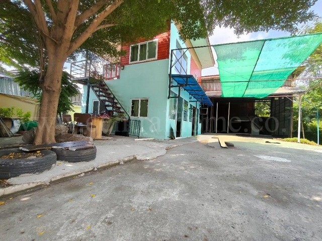 รหัสทรัพย์ : N1237ออฟฟิศ พร้อมห้องพักคนงาน ซอยหมู่บ้านสุขสันต์ แพรกษา สมุทรปราการ ราคาถูกมากที่ตั้ง : ถนน อบต.แพรกษา ตำบลแพรกษา อำเภอเมืองสมุทรปราการ จังหวัดสมุทรปราการ 10280รายละเอียดทรัพย์- ออฟฟิต 2 ชั้น เนื้อที่ 147 ตารางวา พื้นที่ใช้สอยประมาณ 180 ตารางเมตร- 3 ห้องนอน, 2 ห้องน้ำ, 1 ห้องทำงาน, 1 ห้องรับแขก, ที่จอดรถ 4 คัน- ห้องพักคนงาน 2 ชั้น 8 ห้องนอน 2 ห้องน้ำ- ปั๊มน้ำ + แทงก์น้ำ 1 �