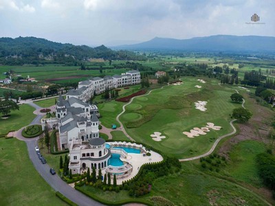 ขาย Penthouse เมอเวนพิค เขาใหญ่ Mövenpick / My Ozone 194 ตร.ม. วิวสนามกอล์ฟ .TPI-3199.Penthouse 3 ห้องนอน เมอเวนพิค เขาใหญ่ Mövenpick / My Ozone 194 ตร.ม. ห้องมุม อาคาร C ชั้น 3 หันทิศตะวันออก วิวสนามกอล์ฟ Fully Furnished ตกแต่งสไตล์ยุโรป–ทัสคานี งานหินอ่อน Carrara พร้อม Lease Back ประมาณ 70,000 บาท/เดือน ราคา 27 ล้าน.สถานที่ตั้งโครงการ Nusa My Ozone / เมอเวนพิค รีสอร์ท เขาใหญ่Mövenpick Khao Yaiต.วังไทร อ.ปากช่อง จ.นครราชสีมาGoogle Maps: https://maps.app.goo.gl/jCVNfaQbLWYJE3Dh7.รายละเอียดห้อง ✅ Three 