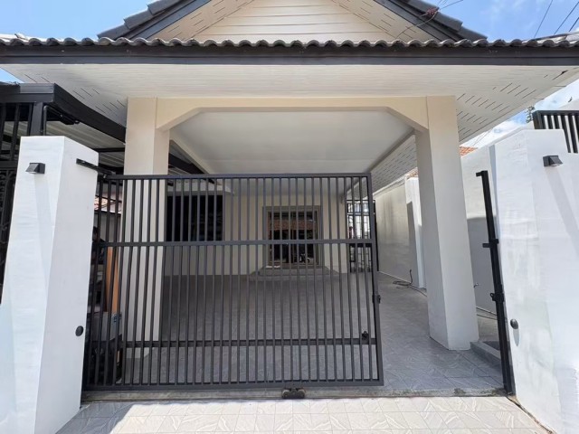 AOM 2906บ้านเช่า บ้านเดี่ยวพร้อมเข้าอยู่พัทยาเหนือ - ใกล้เมืองจำลอง & รพ.กรุงเทพพัทยา พื้นที่ 40 ตารางวา 3 ห้องนอน  2 ห้องน้ำ  แอร์ 4 เครื่ิองให้เช่า 25,000.-/ เดือน ประกัน 2 เดือน ล่วงหน้า 1 เดือน ไม่รับสัตว์เลี้ยงทุกกรณีไม่รับคนจีน ไม่รับคนอินเดียติดต่อขอรูปและรายละเอียดเพิ่มเติม  สนใจนัดชมสถานที่จริงContact  TEL/LINE คุณต๋อม 081-925-2443          TEL/LINE        086-542-7078อสังหาริมทรัพย์ ยินดีรับฝากขาย-เช่า อ�