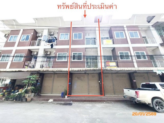 ขายอาคารพาณิชย์ เมืองสุราษฎร์ธานี      ซอย ภายในโครงการศรีทอง พาเลซ ถนน สายสุราษฎร์ธานี - บ้านนาสาร  ตำบล ขุนทะเล อำเภอ เมืองสุราษฎร์ธานี จังหวัด สุราษฎร์ธานี  ราคาโปรโมชั่น  2,355,000   บาท    ลดจาก  3,100,000  บาท ราคาโปรโมชั่นตั้งแต่วันที่ 1 เมษายน 2569 – 30 มิถุนายน 2569  รายละเอียดทรัพย์ -  เนื้อที่ 26.00 ตร.ว.   พื้นที่ใช้สอย 248.00 ตร.ม. -  6 ห้องนอน 8 ห้องน้ำ   -  1 ที่จอดรถ  -  บ้านหันไปทางทิศ ตะวันตกเฉี