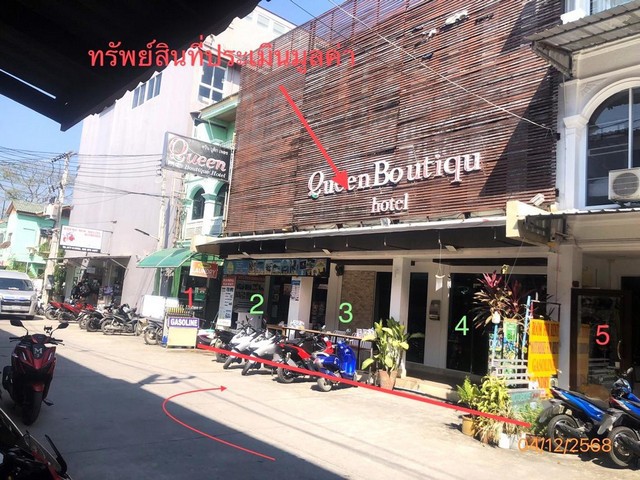 ขายอาคารพาณิชย์ 3 คูหา สุราษฎร์ธานี   อำเภอเกาะสมุย  ถนน สายเลียบหาดเฉวง  ถนน สายเลียบหาดเฉวง ตำบล บ่อผุด อำเภอ เกาะสมุย จังหวัด สุราษฎร์ธานี  ราคาโปรโมชั่น  25,168,000   บาท    ลดจาก  33,810,000 บาท ราคาโปรโมชั่นตั้งแต่วันที่ 1 เมษายน 2569 – 30 มิถุนายน 2569  รายละเอียดทรัพย์ -  เนื้อที่ 48.00 ตร.ว.   พื้นที่ใช้สอย 540.00 ตร.ม. -  14 ห้องน้ำ   -  1 ที่จอดรถ   พิกัดทรัพย์ :  https://maps.app.goo.gl/ohzcAbHtMkvyNKh2A  สถานที่ใกล้เคียง   - วัดค�