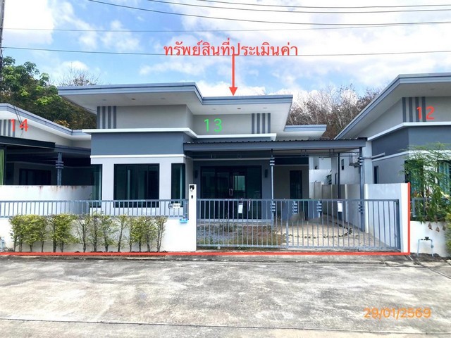 ขายบ้านเดี่ยวสุราษฎร์ธานี  อำเภอเวียงสระ ถนน สายบ้านลำแพนใหญ่ ซอย ภายในหมู่บ้านโมเดิร์นไลฟ์ ซอย 1 ถนน สายบ้านลำแพนใหญ่ ตำบล เวียงสระ อำเภอ เวียงสระ จังหวัด สุราษฎร์ธานี  ราคาโปรโมชั่น  1,772,000  บาท    ลดจาก  2,200,000  บาท ราคาโปรโมชั่นตั้งแต่วันที่ 1 เมษายน 2569 – 30 มิถุนายน 2569  รายละเอียดทรัพย์ -  เนื้อที่ 49.00 ตร.ว.   พื้นที่ใช้สอย 107.94 ตร.ม. -  3 ห้องนอน 1 ห้องน้ำ   -  1 ที่จอดรถ   พิกัดทรัพย์ : https