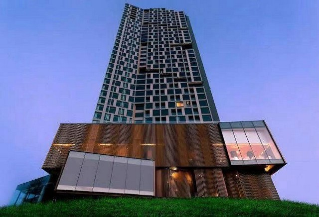 TEL : 092-288 9359 คุณดนิตาLine : https://line.me/ti/p/yxo92dHWP1ขาย อไรซ์ โฮเต็ล ศรีราชา (Arize Hotel Sri Racha)อสังหาริมทรัพย์ระดับพรีเมียม ใจกลางเมืองศรีราชา โอกาสทองสำหรับนักลงทุนที่มองเห็นคุณค่าของทำเล และศักยภาพในการเติบโตของธุรกิจโรงแรมในศรีราชาระดับ 5 ดาว  ความสูง 39 ชั้นขนาดที่ดิน 5 ไร่ 200 ตารางวาติดถนนสุขุมวิท ศรีราชา สร้างเสร็จปี 2561จำนวน 379 ห้องพักขนาดห้อง  35 ตรม.ห้องชูพีเรีย , 40 ตรม.ห้องดีลักข์48 ตรม.