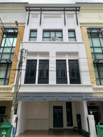 BH4189 ให้เช่าทาวน์โฮม 3.5 ชั้น บ้านกลางกรุง ออฟฟิศ พาร์ค บางนา พร้อมเฟอร์นิเจอร์ จดทะเบียนบริษัทได้ติดต่อ Agent คุณบัว (Bua)Tel: 093-646-4597&nbsp;LINE ID: Bua093ค่าเช่า 45,000 บาท/เดือนสัญญาเช่าขั้นต่ำ 1 ปีทาวน์โฮมหรูสไตล์ San Francisco ทำเลบางนา กม.3 พร้อมเข้าอยู่ตกแต่งครบ เฟอร์นิเจอร์พร้อมใช้งาน เหมาะสำหรับพักอาศัย โฮมออฟฟิศ และจดทะเบียนบริษัทรายละเอียดพื้นที่ดิน 20.6 ตร.ว.พื้นที่ใช้สอยประมาณ 200 ตร.ม.3.5 ชั�