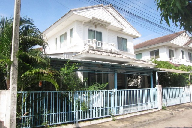 บ้านเดี่ยว โครงการ ชลลดาสุวรรณภูมิ บางเสาธง สมุทรปราการ  ถนนลาดกระบัง 54 ศรีษะจรเข้น้อย บางเสาธง สมุทรปราการ  ราคา 4,450,000 บาท  (ราคาต่อรองได้)  รายละเอียดทรัพย์ -  เนื้อที่ 58.1 ตร.ว.  พื้นที่ใช้สอย 124.0 ตรม. -  3 ห้องนอน 2 ห้องน้ำ  -  1 ที่จอดรถ  -  บ้านหันไปทางทิศตะวันออกเฉียงเหนือ  พิกัดทรัพย์ : https://maps.app.goo.gl/iQqNu1kfsfQrnTLPA  สถานที่ใกล้เคียง   - ท่าอากาศยานสุวรรณภูมิ - วัดสุวรรณภูมิพุทธชยันตี - ตลาด