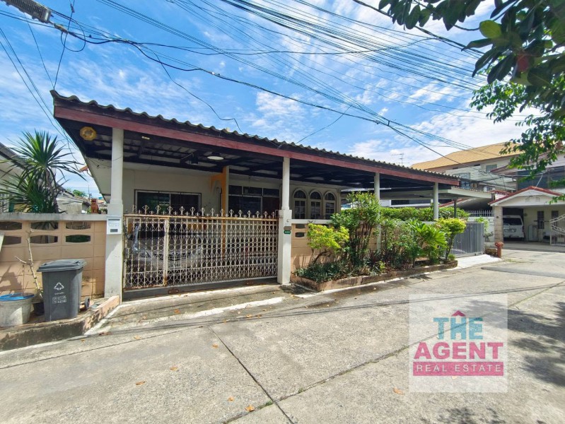 ขายด่วน! บ้านเดี่ยวทำเลทอง แสงเพชร หลังมุม ถนนเมน​เปิดจองบ้านเดี่ยวสุดคุ้มในซอยลาดปลาเค้า 52ทำเลดี เดินทางสะดวก ใกล้สิ่งอำนวยความสะดวกครบครัน สภาพแวดล้อมน่าอยู่ เหมาะแก่การอยู่อาศัยเป็นครอบครัวราคาขายเพียง 5.9 ล้านบาท (ราคาต่อรองได้ค่ะ)----------------------------------------** รายละเอียดบ้าน :​ประเภท: บ้านเดี่ยว 1 ชั้น (หลังมุม ถนนเมน)​เนื้อที่: 72 ตารางวา​ห้องนอน: 4 ห้อง​ห้องน้ำ: 2 ห้อง�
