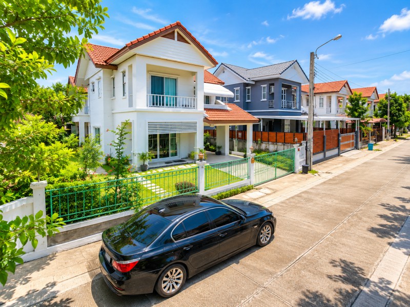 เครื่องซักผ้า บ้าน 2ชั้น  2น้ำ ใกล้ ดูโฮม บางบัวทอง 1.05กม. 3นอน เฟอร์จุกๆ รร.แสงประทีปรัฐบำรุง 900 ม. 9,999 B-M.ติดถนนใหญ่ ทำเลศักยภาพบางบัวทอง เหมาะอยู่อาศัย เดินทางสะดวก เชื่อมต่อถนนกาญจนาภิเษก ทางหลวง 340 และรถไฟฟ้า ใกล้ตลาดสมบัติบุรี 1.9 กม. แหล่งชุมชน โรงพยาบาล และศูนย์การค้าขนาดใหญ่DoHome BangBuaThong 1.05km. 3beds Lots of furniture, washing machine. Two-story detached house 2bath near Saengprateep Ratbamrung School 900 m. Rent 9,999 B-M. Located on a main road in a prime Bang Bua Thong location ideal for residential livi