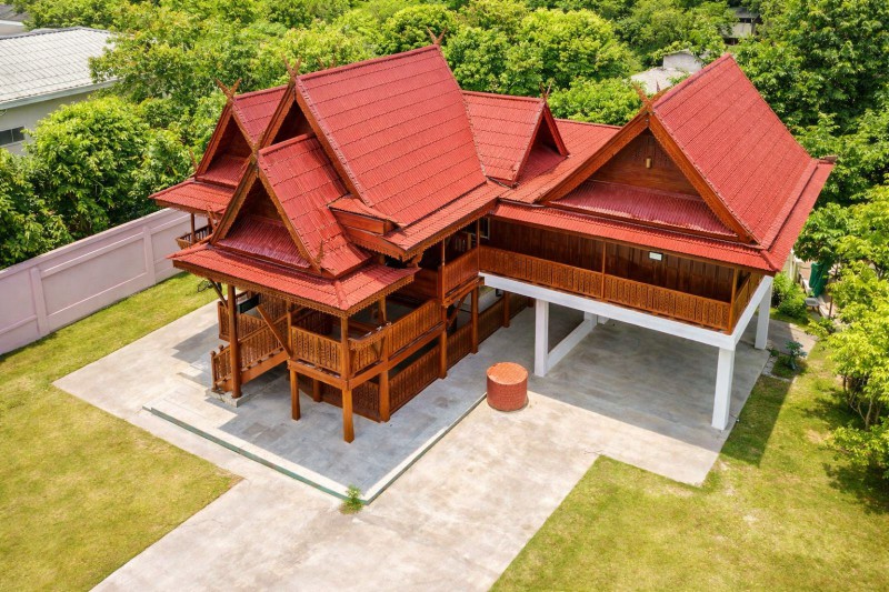 บ้านพักตากอากาศ ที่พักบูติกเพื่อสุขภาพ และธุรกิจสร้างสรรค์ บ้านทรงไทยล้านนา 3 นอน เชียงใหม่ ดอยสะเก็ด 3 น้ำ ใกล้ รร.บ้านป่าขุย 700 ม. 24,998บาท-เดือนบรรยากาศรีสอร์ตส่วนตัว ใกล้เทศบาลตำบลสันปูเลย 900 ม. เหมาะสำหรับอยู่อาศัย ตลาด และแหล่งท่องเที่ยวสำคัญ ทำเลสะดวก เชื่อมต่อเมืองเชียงใหม่ ดอยสะเก็ด และทางแยกต่างระดับแม่กวง ราคาเช่า Near San Pu Lei Subdistrict Municipality 900 m. 3 bed and 3 bath located 700 m. from Ban Pa Khui S