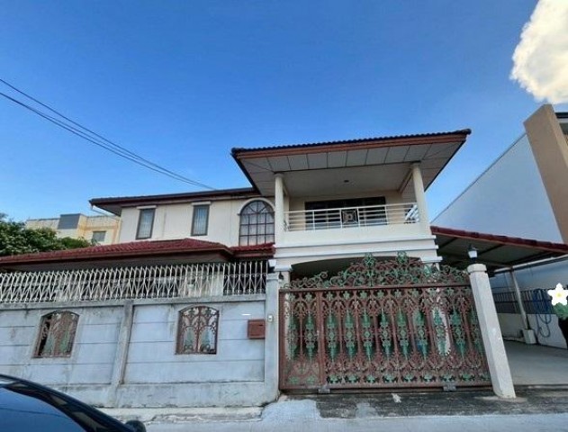 ขายบ้านเดี่ยว 2 ชั้น 98 ตร.วา ซอยลาดพร้าว 64 เดินทางสะดวกทั้งลาดพร้าว รัชดา (ขายก่อนเริ่มรีโนเวท)ติดต่อ:: ชยา โทร/ID Line:: 0942823961Link Line:: https://line.me/ti/p/3xFA1An8Kcรหัส# T26-844บ้านเดี่ยว 2 ชั้น ซอยลาดพร้าว 64 (ขายก่อนเริ่มรีโนเวท)• เนื้อที่ 98 ตร.วา• พื้นที่ใช้สอย 420 ตร.ม.• 4 ห้องนอน• 3 ห้องน้ำ• 4 ที่จอดรถ• (มีห้องแม่บ้านอีก 1 ห้อง + ห้องน้ำแม่บ้านอีก 1 ห้อง)• หลังนี้ทำเลดีมากๆๆ หาของกินสะดวก เดินไป 200 เมตร มี CJ, 7-11