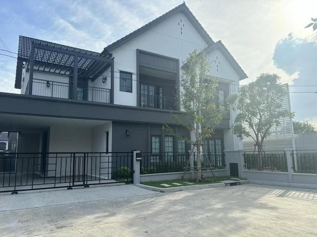ให้เช่าบ้านหรู Centro Bangna Phase 2 ใกล้ Mega Bangna เพียง 800 เมตร บ้านมุมหน้าสวน 4 ห้องนอน 5 ห้องน้ำ พร้อมอยู่ติดต่อ Agent คุณบัว (Bua)Tel: 093-646-4597 LINE ID: Bua093160,000 บาทต่อเดือนให้เช่าบ้านเดี่ยวหรู Centro Bangna Phase 2 ทำเลศักยภาพย่านบางนา-บางแก้ว ใกล้ Mega Bangna เพียง 800 เมตร บ้านมุมหน้าสวน บรรยากาศเงียบสงบ เป็นส่วนตัว เหมาะสำหรับครอบครัวขนาดใหญ่ ผู้บริหาร และชาวต่างชาติที่มองหาบ้านเช่าคุณภาพสูงในย่านบางนารายละเอี�
