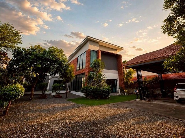 ให้เช่าเพียง 35,000 บาท/เดือน #โซนหางดง #บ้านถวาย 150 ตรว. บ้านเดี่ยว 2 ชั้น #สไตล์รีสอร์ท #เฟอร์นิเจอร์ครบ พร้อมเข้าอยู่ บรรยากาศร่มรื่น เงียบสงบ ให้ความเป็นส่วนตัว ทำเลคุณภาพ ใกล้โรงเรียนนานาชาติ และแหล่งไลฟ์สไตล์รายละเอียดบ้านที่ดิน 150 ตร.ว.3 ห้องนอน3 ห้องน้ำ1 ห้องครัวที่จอดรถมากกว่า 2 คันทำเลศักยภาพโรงเรียนนานาชาติลานนา เพียง 3 กม. (ประมาณ 5 นาที)กาดฝรั่ง เพียง 4 กม. (ปร�