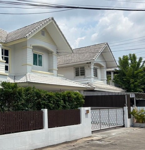 RH02247 ให้เช่าบ้านเดี่ยวหลังมุม บ้านสวนราชา (รามอินทรา) 4 ห้องนอน 3 ห้องน้ำ  สวนรอบบ้าน เฟอร์นิเจอร์ครบ พร้อมเข้าอยู่โครงการ บ้านสวนราชา (รามอินทรา) ที่ตั้ง : ซอยรามอินทรา 14 ถนนรามอินทรา แขวงจรเข้บัว เขตลาดพร้าว กรุงเทพฯ 10230บ้านเดี่ยว 2 ชั้น 66.40 ตารางวา 160 ตารางเมตร 4 ห้องนอน 3 ห้องน้ำ1 ห้องรับแขก 1 ห้องครัวไทย 1 ห้องโถง ปรับเปลี่ยนเป็นห้องทำงานหรือห้องนอนได้ เฟอร์นิเจอร์ ค�