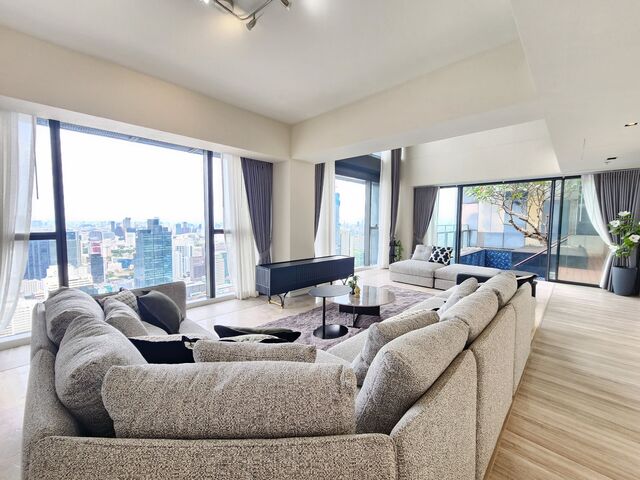 The Met. BTS: Chong NonsiSize: 407.86 sqm., 4 bedrooms, 3.5 bathrooms Floor: 55+ unblocked view Rental price: 290,000 baht/month Ref.: 328748 Listing Detail: www.rent-bangkok-condo.com/properties/328748 Co-agents are welcome. - - - Contact us for more information or arrange a viewing: Email. contact@rent-bangkok-condo.com Call. 066-0588-655 Line ID: @rentbangkokcondo https://lin.ee/9cMeMxeWhatsapp: 0660588655Wechat 微信: @rentbangkokcondo